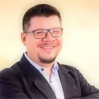 Eduardo de la Loza headshot